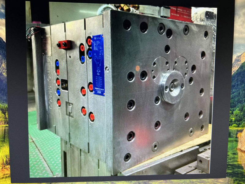 Custom steel injection mold for Meal Clickit container